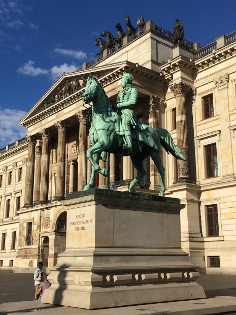 Frontseite des Schlosses mit der Reiterstatue von Herzog Friedrich Wilhelm